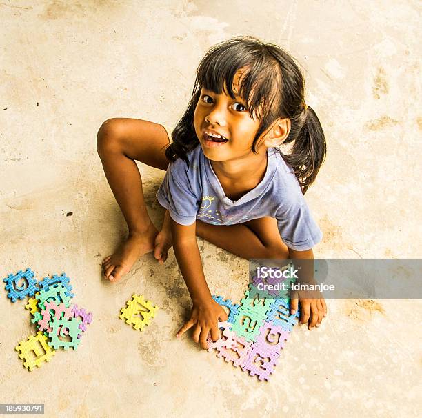 Dziewczynka Gra Jigsaw - zdjęcia stockowe i więcej obrazów Azja - Azja, Biały, Budynek przedszkola