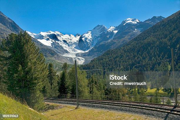 Piz Bernina - Fotografie stock e altre immagini di Alpi svizzere - Alpi svizzere, Ambientazione esterna, Canton Grigioni