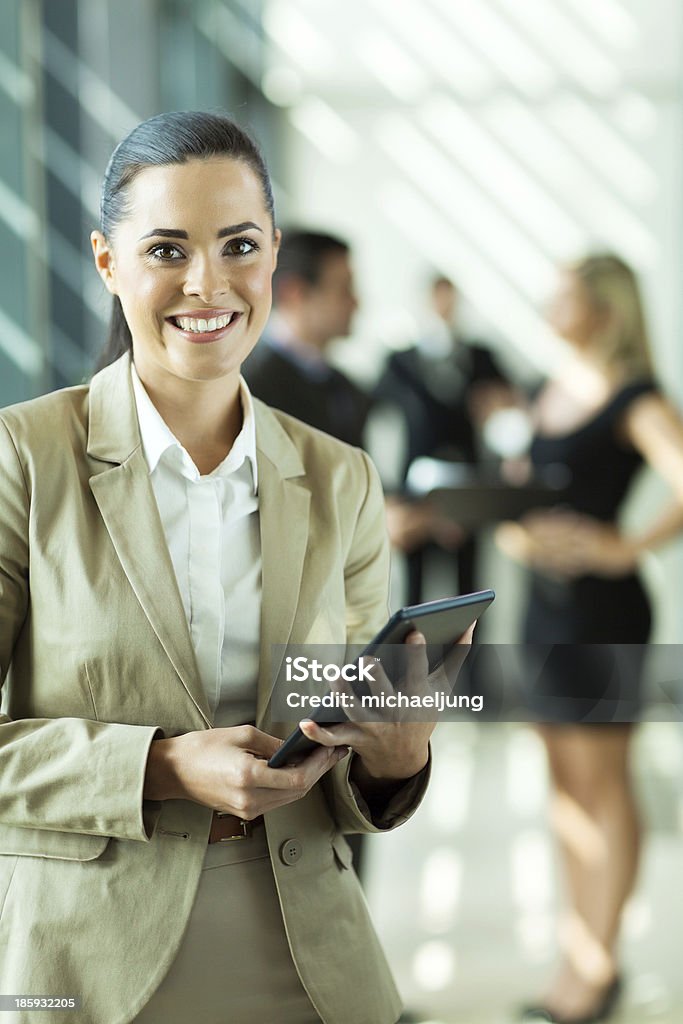 Jeune femme d'affaires tenant une tablette - Photo de Adulte libre de droits
