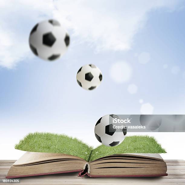 Libro Aperto E Pallone Da Calcio - Fotografie stock e altre immagini di Ambientazione esterna - Ambientazione esterna, Ambientazione interna, Calcio - Sport