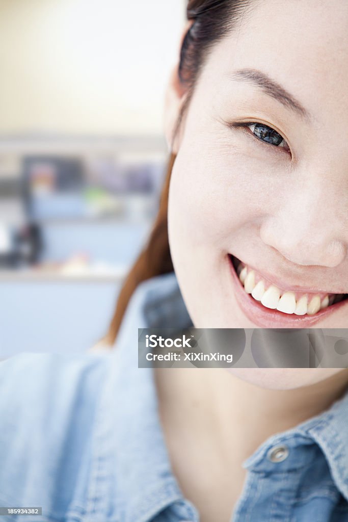 Donna sorridente Close-Up - Foto stock royalty-free di Adulto