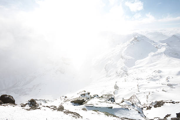 neve poeiras reunir sobre o pico da montanha - monch sun snow european alps imagens e fotografias de stock