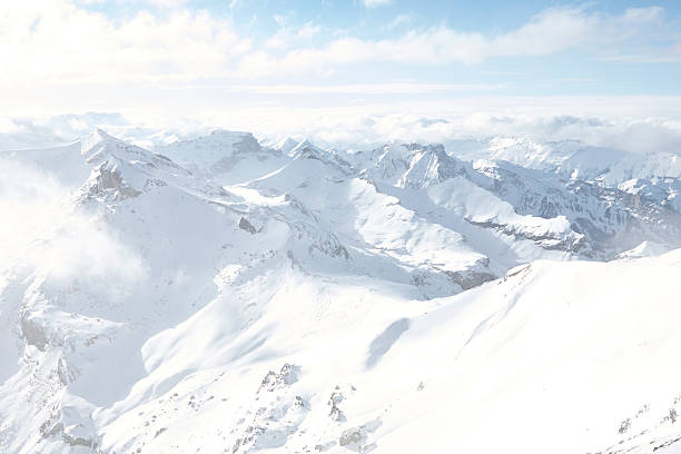 a las montañas cubiertas de nieve bajo nube de grosor - eiger switzerland mountain sport fotografías e imágenes de stock