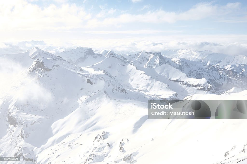 Montanha coberta de neve em nuvem espessura - Foto de stock de Inverno royalty-free