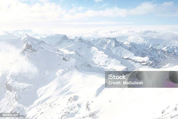 Foto de Montanha Coberta De Neve Em Nuvem Espessura e mais fotos de stock de Inverno - Inverno, Jungfrau, Monte Eiger