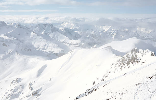 montanha coberta de neve - monch sun snow european alps imagens e fotografias de stock
