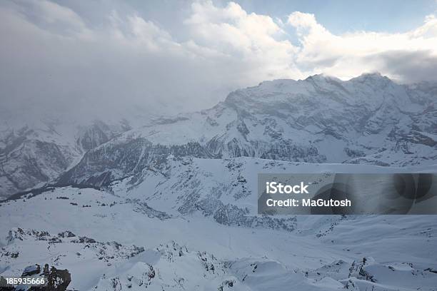 Nuvole Di Passaggio Con Il Mouse Sopra Le Mountain Peaks - Fotografie stock e altre immagini di Alpi