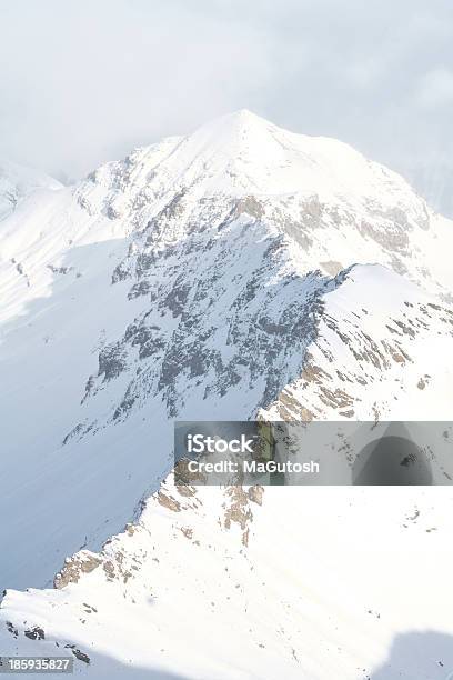 Montanha Coberta De Neve - Fotografias de stock e mais imagens de Alpes Europeus - Alpes Europeus, Alpes suíços, Ao Ar Livre