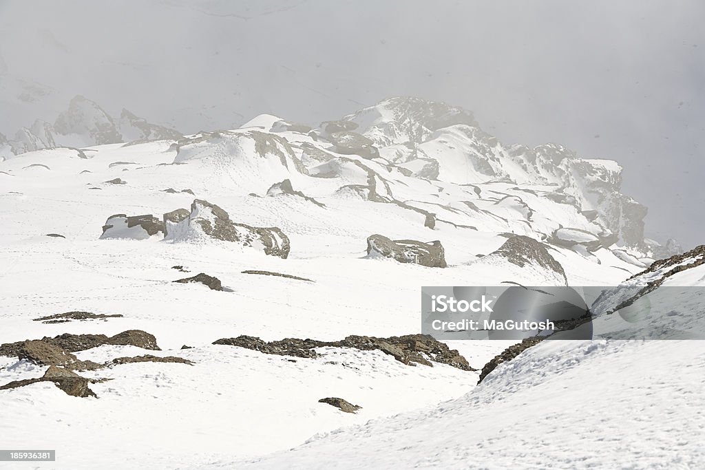 Pedras coverd montanha na neve - Royalty-free Alpes Europeus Foto de stock