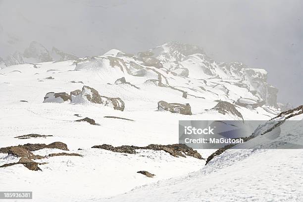 Pedras Coverd Montanha Na Neve - Fotografias de stock e mais imagens de Alpes Europeus - Alpes Europeus, Alpes suíços, Ao Ar Livre