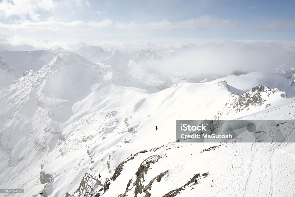 Montanha coberta de neve em nuvem grosso - Royalty-free Alpes Europeus Foto de stock