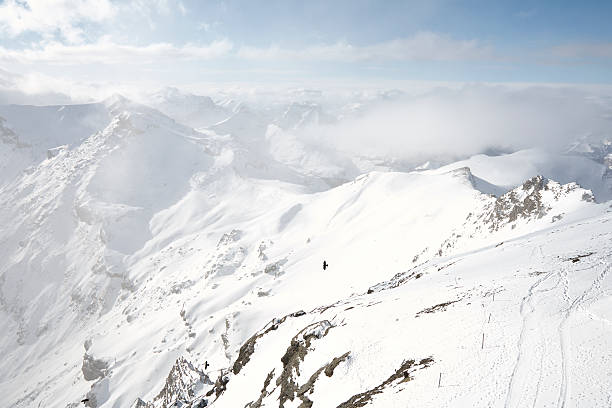 montanha coberta de neve em nuvem grosso - monch sun snow european alps imagens e fotografias de stock