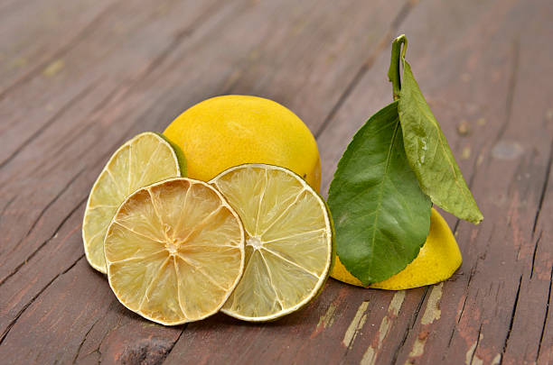 limão sobre fundo natural - lemon fruit portion citrus fruit imagens e fotografias de stock