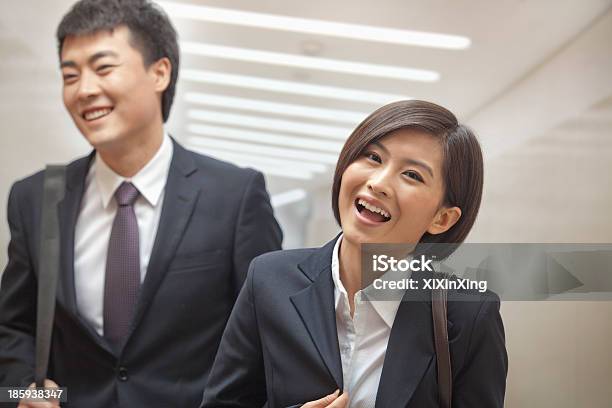 Foto de Duas Pessoas De Negócios Caminhando Juntos e mais fotos de stock de Passageiro diário - Passageiro diário, A caminho, Adulto