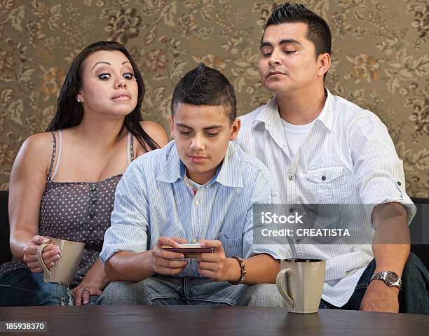 Genitori Guardando Adolescente Linvio Di Messaggi - Fotografie stock e altre immagini di Adolescente