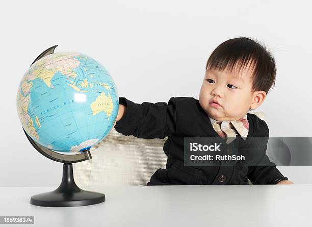 Kleiner Junge Mit Welt Stockfoto und mehr Bilder von Baby - Baby, Chinesischer Abstammung, Fotografie