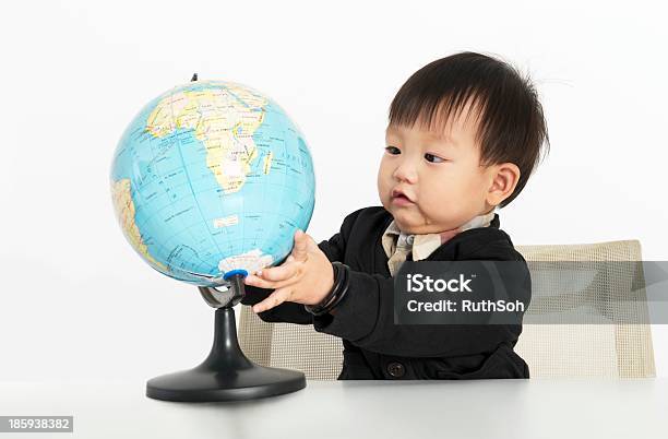 Pequeño Niño Con Globo Foto de stock y más banco de imágenes de Agarrar - Agarrar, Aprender, Bebé