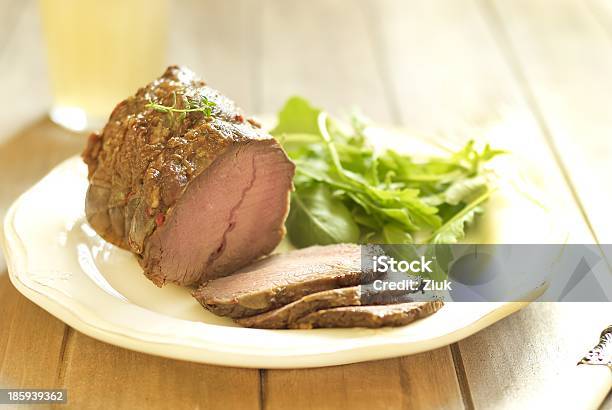 Photo libre de droit de De Veau Avec Salade Fraîche Cuites banque d'images et plus d'images libres de droit de Aliment - Aliment, Aliment en portion, Aliment frit