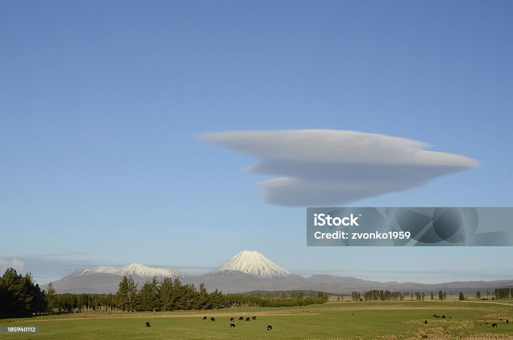 Monte Tongariro en el atardecer - Foto de stock de Envuelto libre de derechos