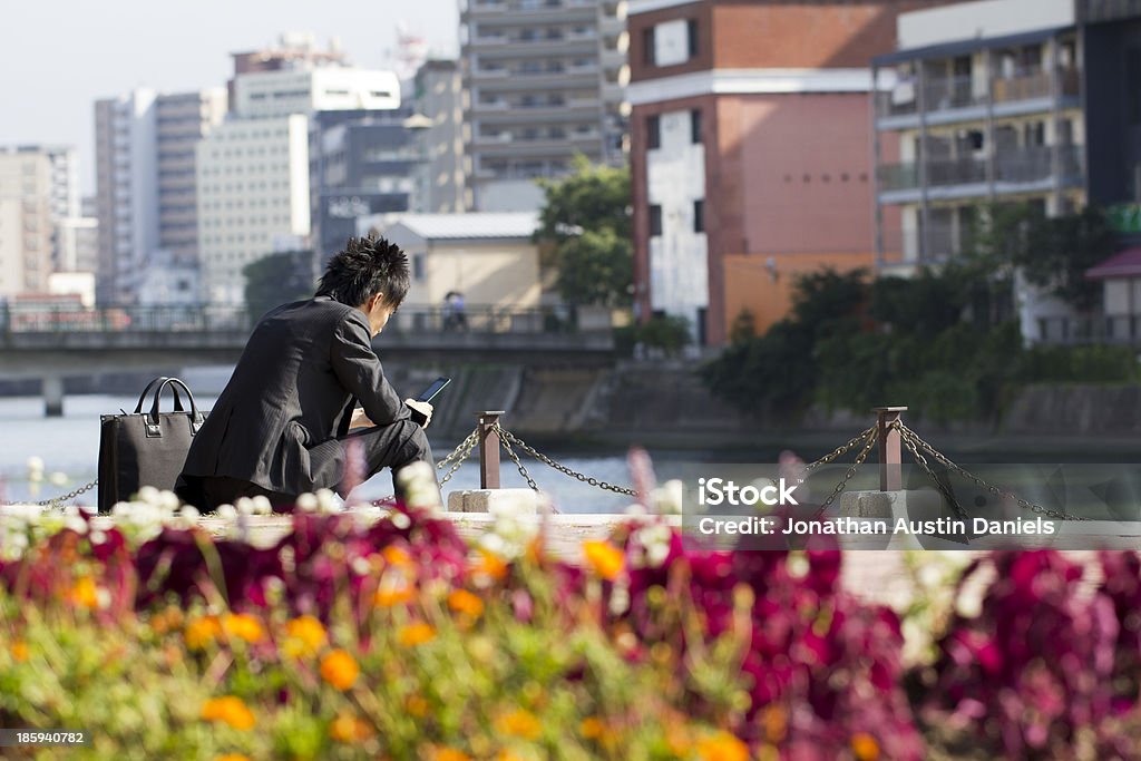 Uomo d'affari Controlla il numero di telefono - Foto stock royalty-free di Città