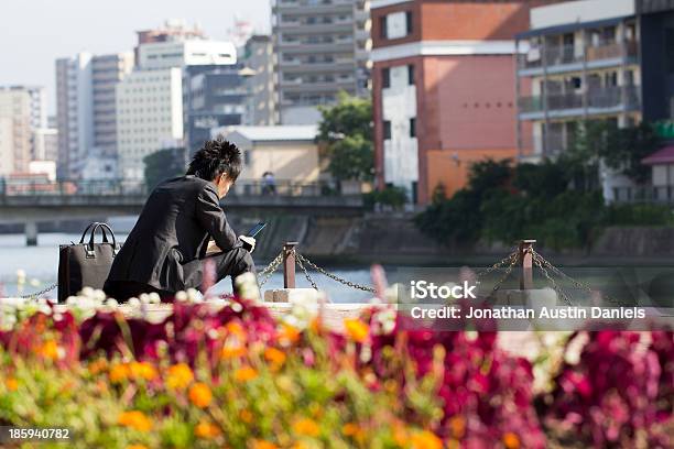 Uomo Daffari Controlla Il Numero Di Telefono - Fotografie stock e altre immagini di Città - Città, Moderno, Multicolore