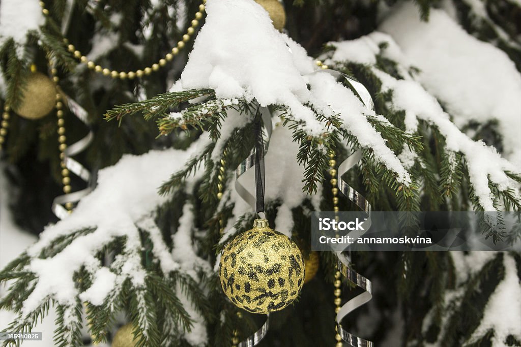 Christmas balls al aire libre - Foto de stock de Abeto libre de derechos