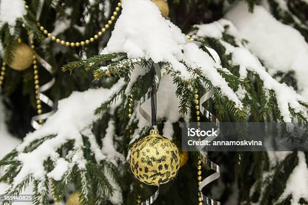 Christmas Balls Al Aire Libre Foto de stock y más banco de imágenes de Abeto - Abeto, Aire libre, Bosque