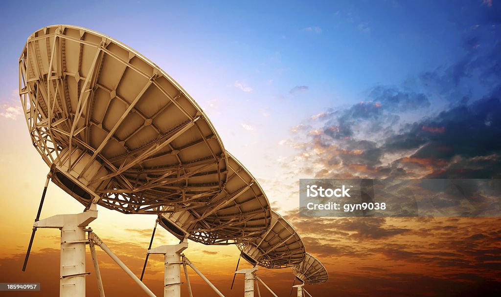 Antena satelitarna - Zbiór zdjęć royalty-free (Korporacja)