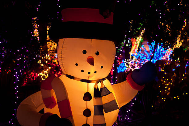 Luces de Navidad muñeco de nieve y - foto de stock