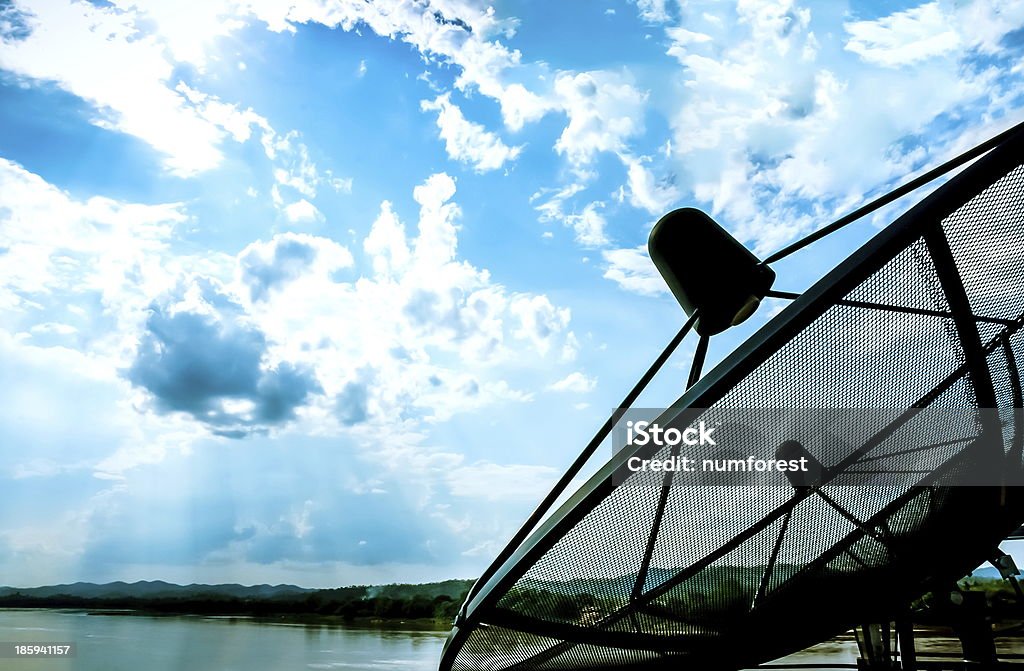 telecom dans le ciel - Photo de Antenne parabolique libre de droits