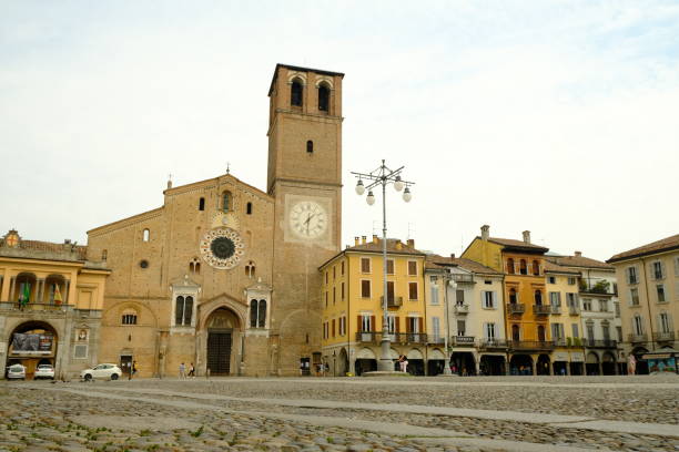 Cathedral of Lodi, façade in terracotta bricks. Exterior of the large church made of terracotta bricks in the Romanesque style. Lodi, Lombardy, Italy about 09-2021. Cathedral of Lodi, façade in terracotta bricks. Exterior of the large church made of terracotta bricks in the Romanesque style. Foto stock royalty free. lodi italy stock pictures, royalty-free photos & images