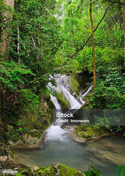 滝の流れ - しぶきのストックフォトや画像を多数ご用意 - しぶき, カンチャナブリ県, タイ王国