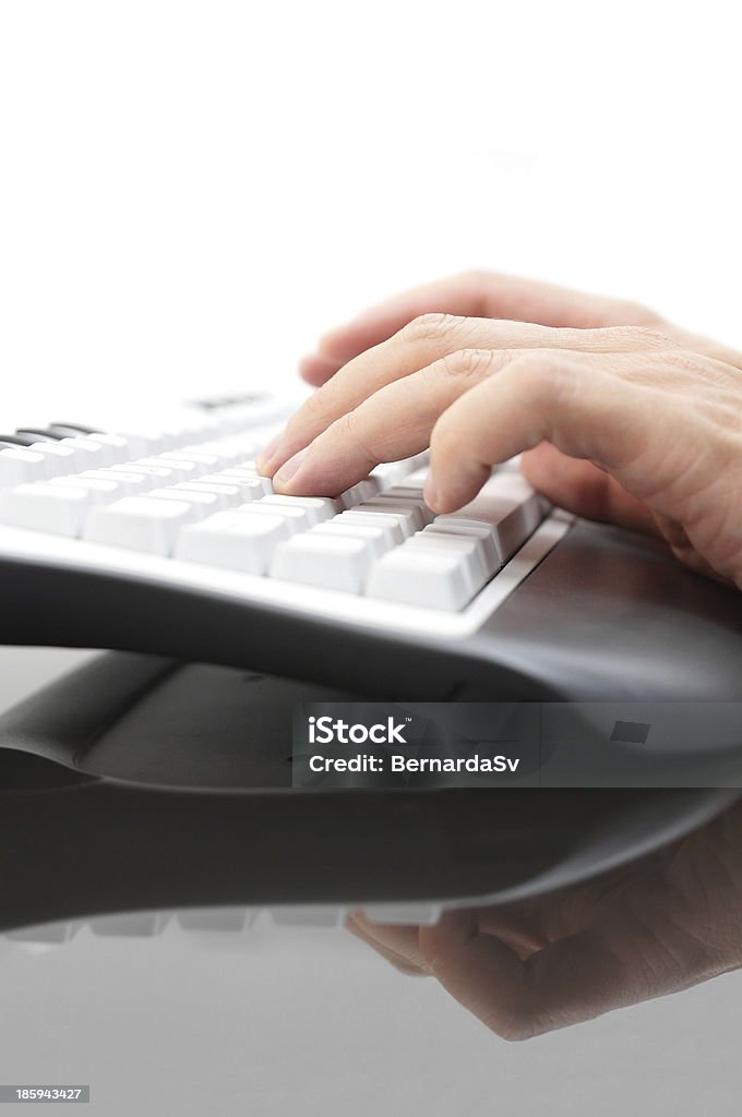 Hombre manos escribiendo en el teclado - Foto de stock de Adulto libre de derechos