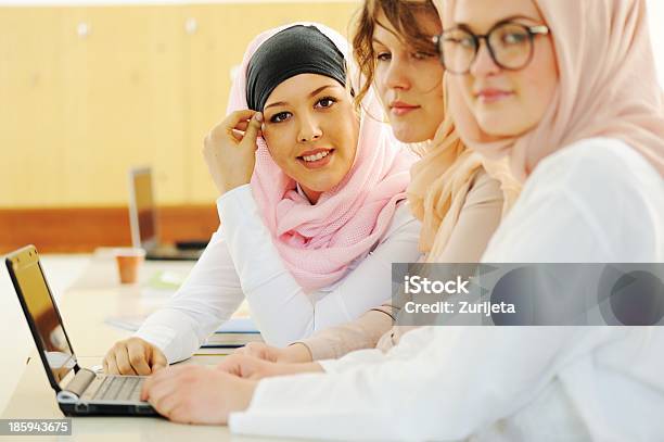 Casual Gruppo Di Studenti Guardando Felice E Sorridente - Fotografie stock e altre immagini di Abbigliamento modesto