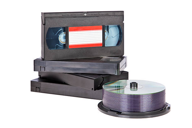filmes de vídeo com um disco dvd isolado no branco - dvd obsolete cd cd rom imagens e fotografias de stock