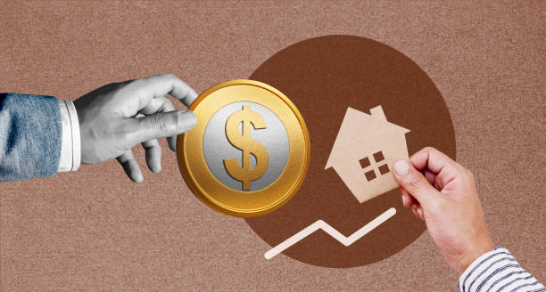 A businessman is buying a house from another man with US dollar coin. Real estate business. Financial Bank. Loans or guarantees for a home, sale of a house or apartment, and investments. art collage un hombre de negocios está comprando una casa a otro hombre con monedas de dólares estadounidenses. negocio inmobiliario. banco financiero. préstamos o garantías para una vivienda, venta de una casa o apartamento e inversiones. collage de arte