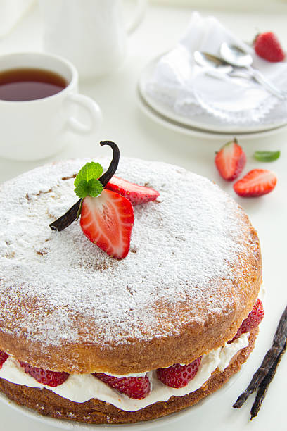 istock Cake with cream and strawberries. 185948622