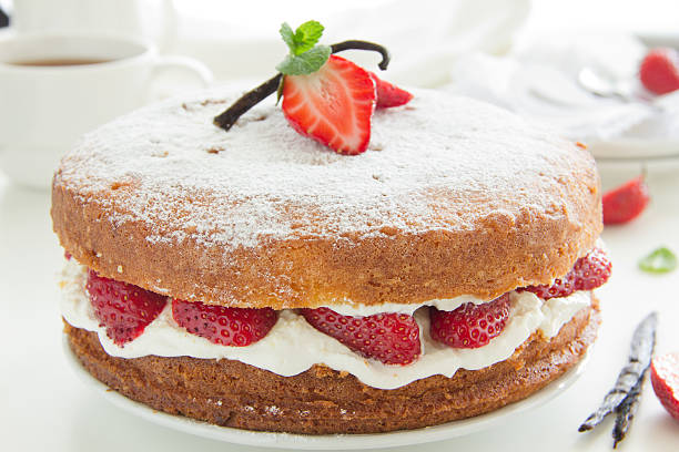 istock Cake with cream and strawberries. 185948628
