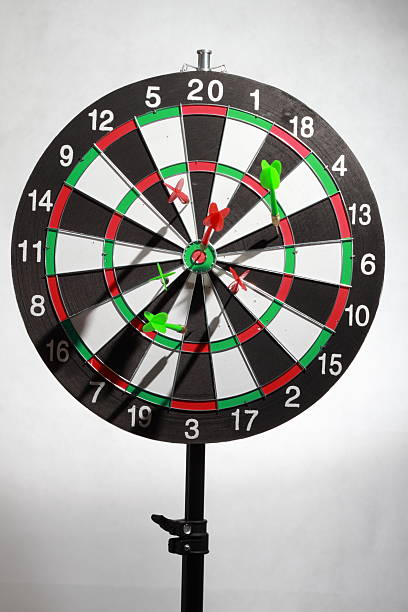 dart auf ziel auf po targe - dartboard photography competition sports and fitness stock-fotos und bilder