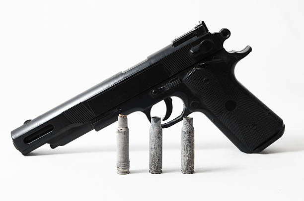 pistol arma de fogo e munição - currency crime gun conflict - fotografias e filmes do acervo