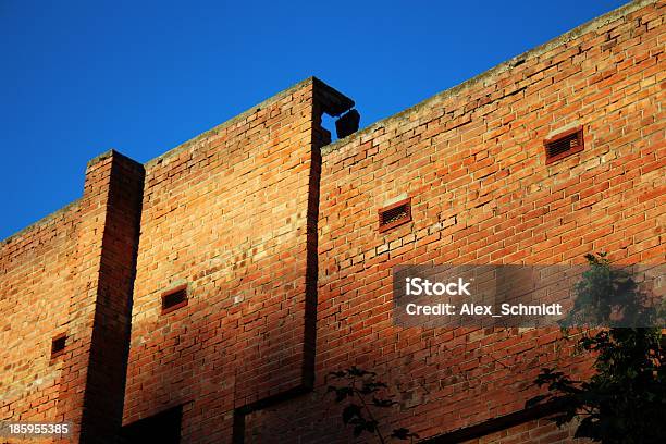 Mur Z Cegły I Błękitne Niebo O Zachodzie Słońca - zdjęcia stockowe i więcej obrazów Architektura - Architektura, Bez ludzi, Bordowy