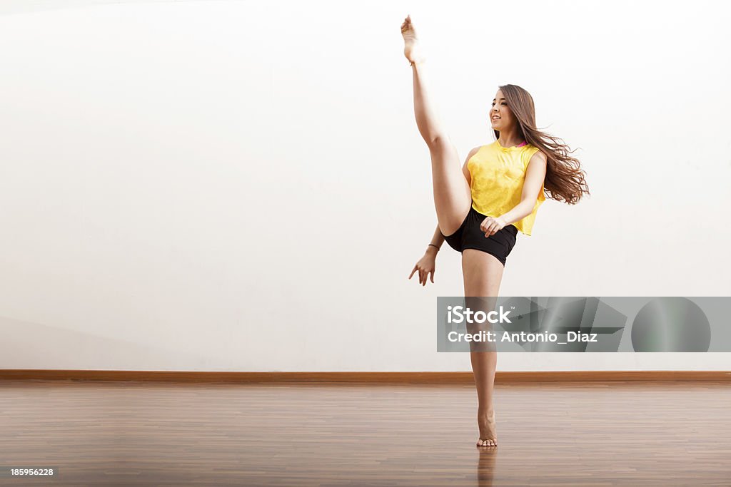 Jazz ballerino l'esecuzione di routine - Foto stock royalty-free di Adulto