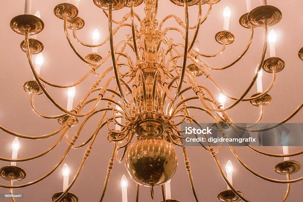 Primo piano del lampadario Chrystal. - Foto stock royalty-free di Ambientazione interna