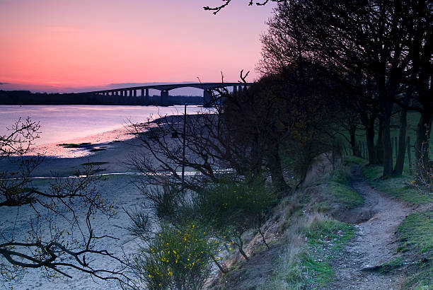 constipação e solitário caminho para a ponte - river orwell imagens e fotografias de stock