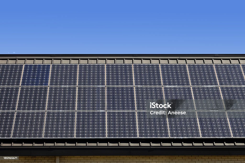 Pannelli solari sul tetto - Foto stock royalty-free di Ambientazione esterna
