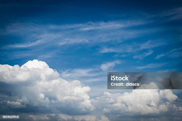 Foto de Céu Azul Com Detalhe De Nuvens e mais fotos de stock de Abstrato - Abstrato, Azul, Beleza natural - Natureza