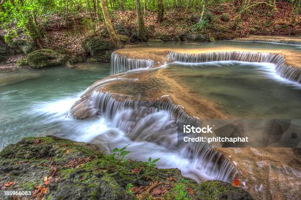 Cascata - Fotografie stock e altre immagini di Acqua - Acqua, Acqua fluente, Albero