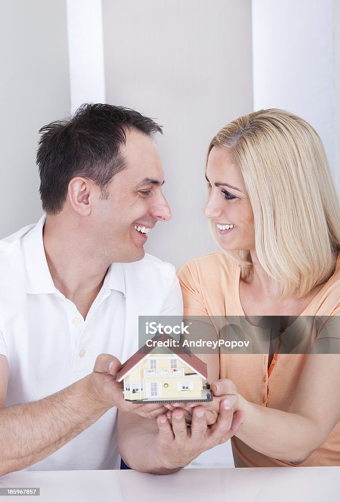 Paar hält Haus-Modell - Lizenzfrei Baugewerbe Stock-Foto