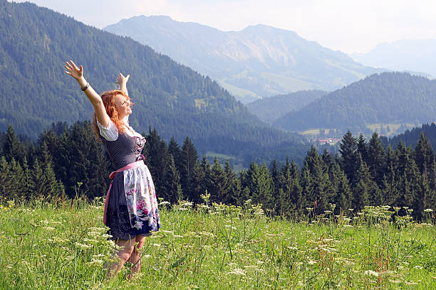 junges mädchen im dirndl - alm bavaria mountain summer stock-fotos und bilder