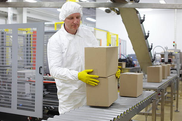 istock worker at conveyor belt - distribution line in factory 185969413